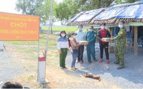 Thăm hỏi động viên cán bộ, chiến sĩ chốt chặn phòng, chống dịch Covid-19 khu vực biên giới