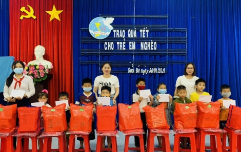 Trao quà Tết cho trẻ em nghèo