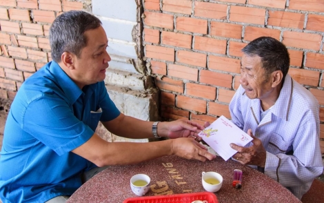 Lãnh đạo huyện Tân Châu thăm, tặng quà Tết gia đình chính sách