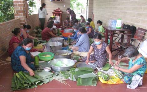 Gói bánh tét tặng người nghèo địa phương