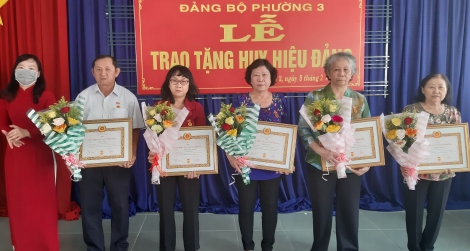 Đảng ủy phường 3, thành phố: Trao Huy hiệu Đảng cho 11 đảng viên