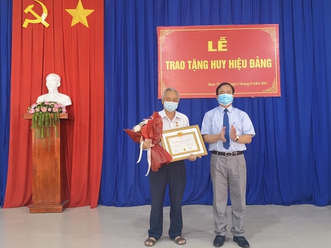 Lãnh đạo Thành ủy trao Huy hiệu Đảng cho đảng viên phường Ninh Thạnh và Hiệp Ninh