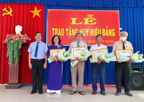 Bí thư Thành ủy trao Huy hiệu Đảng cho đảng viên phường 2