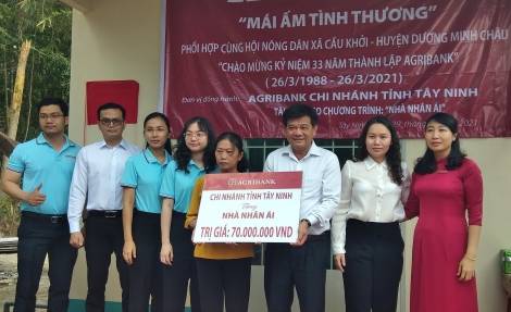 Trao tặng nhà tình thương cho hội viên nông dân có hoàn cảnh khó khăn