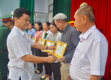 Hòa Thành: Khen thưởng 10 tập thể, 5 gia đình và 40 cá nhân tiêu biểu trong tuyển chọn, gọi công dân nhập ngũ năm 2021