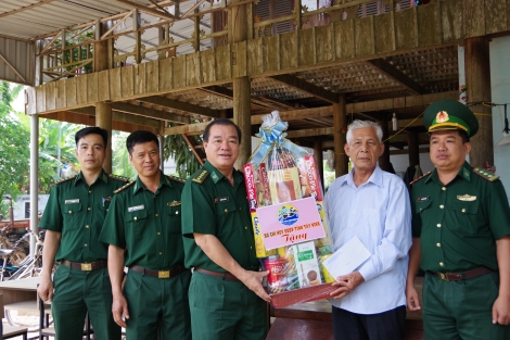 Biên phòng Tây Ninh: Thăm, chúc tết đồng bào dân tộc Khmer