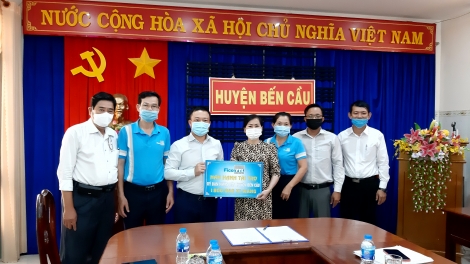 Công ty cổ phần Xi măng Fico Tây Ninh: Tài trợ cho huyện Bến Cầu 1.800 bao xi măng