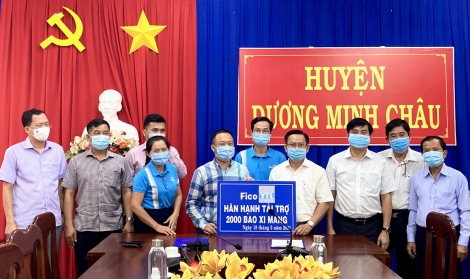 Công ty CP Xi măng Fico Tây Ninh tài trợ 2.000 bao xi măng cho huyện Dương Minh Châu