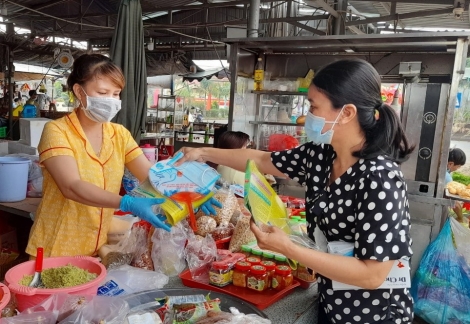 Hội LHPN xã Bàu Đồn: Tuyên truyền bầu cử và phát khẩu trang y tế cho người dân