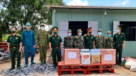 Bộ Chỉ huy Quân sự tỉnh: Thăm và tặng quà cho các chốt phòng, chống dịch Covid-19 trên địa bàn huyện Bến Cầu