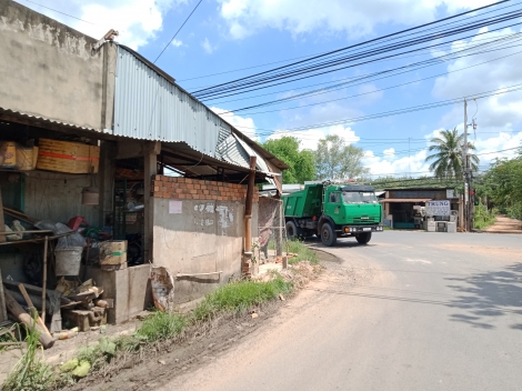 Tường rào, mái hiên nhà che khuất tầm nhìn giao thông