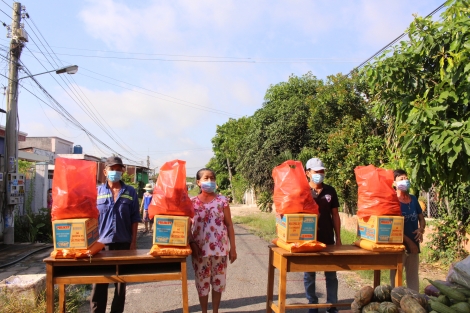 Tặng quà cho các hộ dân tại khu vực phong toả ở ấp Bến Kéo, xã Long Thành Nam