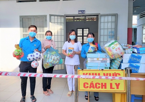 Thăm, tặng quà cho các em nhỏ trong khu cách ly