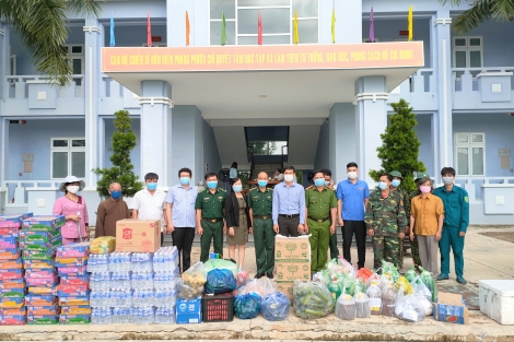 Bí thư Thị ủy Trảng Bàng tiếp nhận quà ủng hộ phòng, chống dịch Covid- 19 của Công đoàn Khu Kinh tế tỉnh