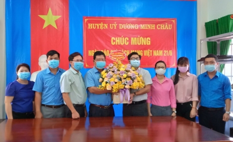 Lãnh đạo Huyện ủy Dương Minh Châu thăm, chúc mừng Trung tâm Văn hóa, Thể thao và Truyền thanh huyện nhân Ngày Báo chí cách mạng Việt Nam