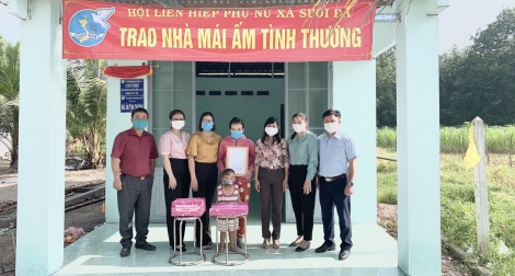 Trao tặng nhà Mái ấm tình thương cho hội viên nghèo