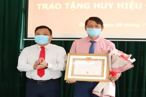 Gò Dầu: Trao Huy hiệu 50, 40 và 30 năm tuổi Đảng