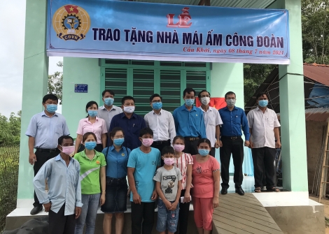 Trao tặng nhà “Mái ấm công đoàn”