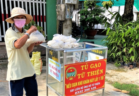 “Tủ gạo từ thiện” - nếu bạn khó khăn hãy lấy một túi