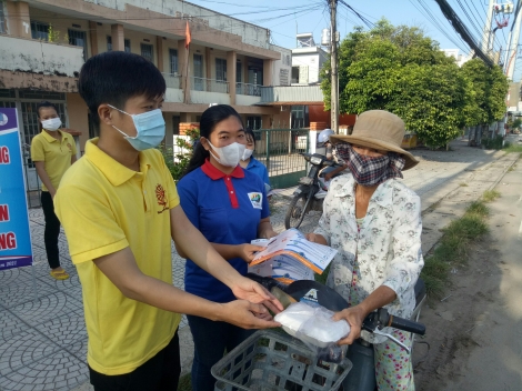 Thị đoàn Trảng Bàng: Tặng quà cho người bán vế số dạo bị ảnh hưởng dịch Covid-19