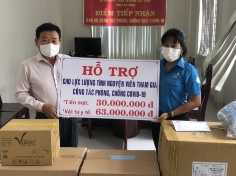 Trao tặng vật tư y tế cho lực lượng thanh niên tình nguyện tham gia phòng chống dịch Covid-19