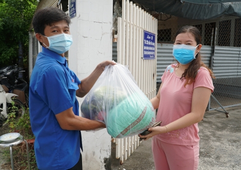 Tặng quà cho người dân trong khu phong tỏa