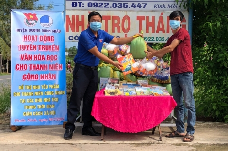 Trao quà cho thanh niên công nhân các khu nhà trọ