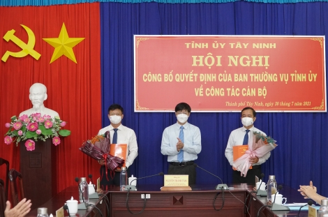 Trao Quyết định điều động Trưởng Ban Nội chính Tỉnh ủy và Bí thư Thành ủy Tây Ninh