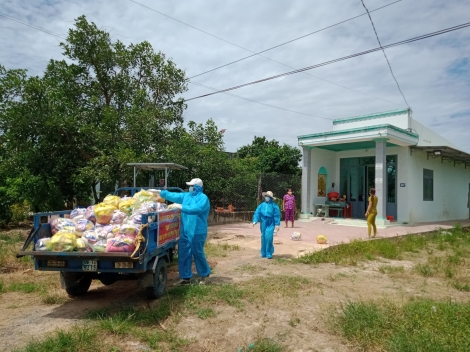 Tặng 150 phần quà cho các hộ gia đình khó khăn do dịch bệnh Covid-19