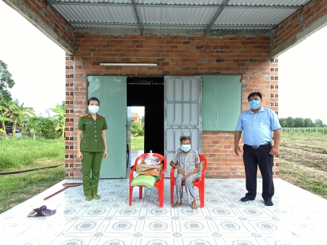 Tặng quà hộ nghèo, gia đình chính chính sách và trẻ em có hoàn cảnh gia đình khó khăn bị ảnh hưởng do dịch Covid-19