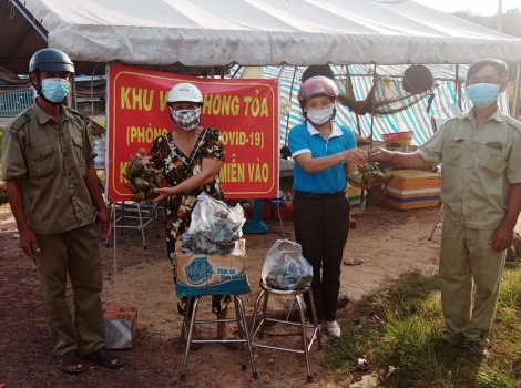 Hội LHPN xã Phước Minh: Tặng quà cho gia đình khó khăn