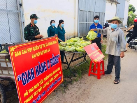 Đoàn Thanh niên xã Phước Bình tặng quà cho người dân có hoàn cảnh khó khăn do ảnh hưởng dịch bệnh Covid-19