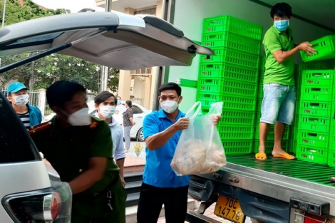 Bến Cầu: Trao hơn 3 tấn gà thịt hỗ trợ lực lượng phòng chống dịch và các hộ dân trong khu phong tỏa, cách ly