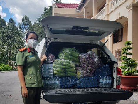 Hội Phụ nữ Công an tỉnh hỗ trợ tiêu thụ nông sản, đồng hành cùng các lực lượng tuyến đầu chống dịch Covid-19