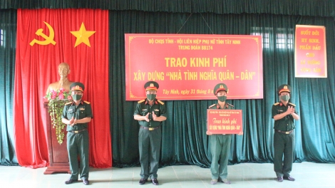 Trao kinh phí xây dựng nhà tình nghĩa quân dân