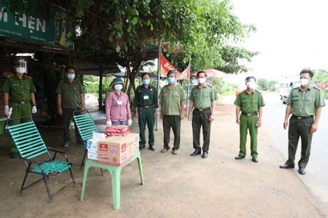 Thăm, tặng quà các chốt, trạm kiểm soát dịch Covid-19