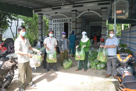 Tặng quà cho người dân bị ảnh hưởng dịch Covid -19