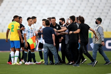 Cảnh sát vào sân trục xuất cầu thủ, trận Brazil vs Argentina thành thảm họa