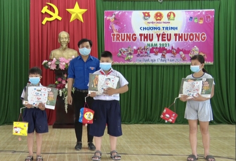 Trao quà trung thu cho các em thiếu nhi