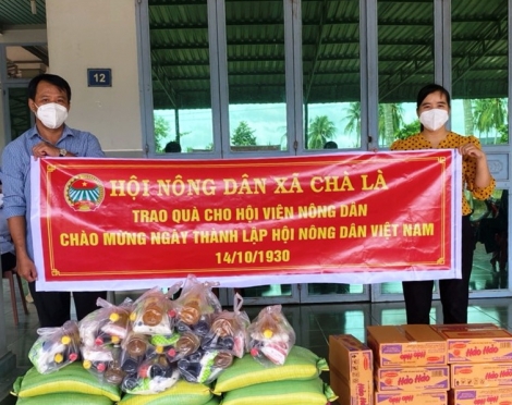 Trao quà cho hội viên nông dân nghèo