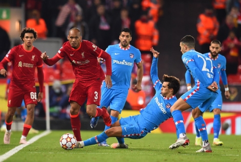 Luis Suarez mất bàn thắng ngày về Anfield, Liverpool vượt vòng bảng Champions League