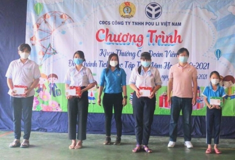 Khen thưởng cho con đoàn viên, CNLĐ đạt thành tích trong học tập năm học 2020 – 2021