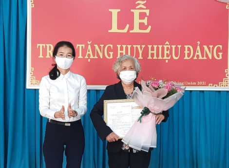 Đảng ủy phường Hiệp Ninh, Thành phố: Trao Huy hiệu 55 năm tuổi Đảng