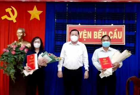 Bến Cầu công bố các Quyết định về công tác Cán bộ