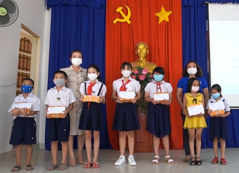 Đoàn Thanh niên phường IV trao học bổng “Xuân yêu thương”