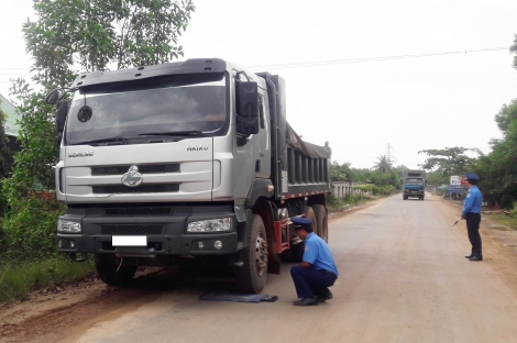 Tăng cường kiểm tra, kịp thời ngăn chặn tình trạng phương tiện chở quá tải