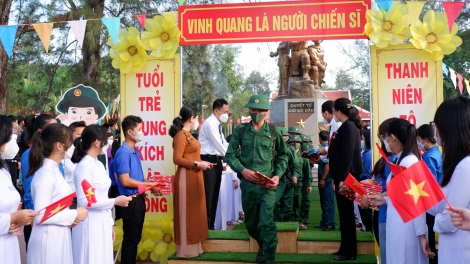 Tạm biệt cha mẹ, con lên đường nhập ngũ