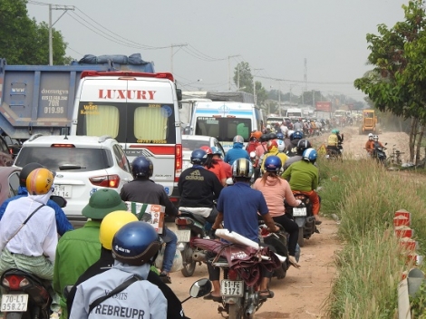 Kẹt xe kéo dài trên đường ĐT.784