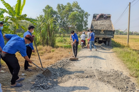 Thị đoàn Trảng Bàng: Thực hiện công trình thanh niên nâng cấp, giặm vá đường giao thông nông thôn