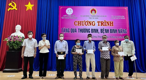 Trao quà cho thương binh và bệnh binh nặng